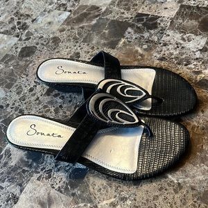 Like new. Size 9M Sonata Sandels